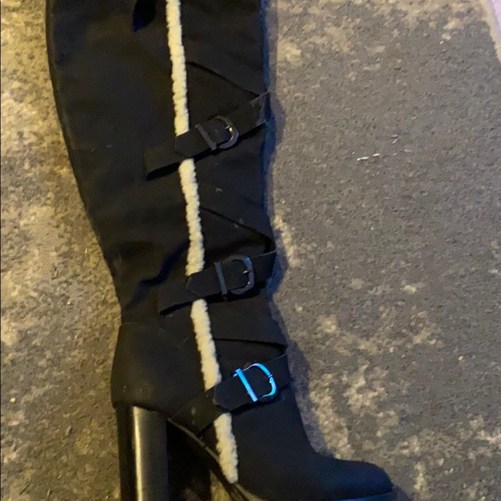 Knee boots with light faux fur